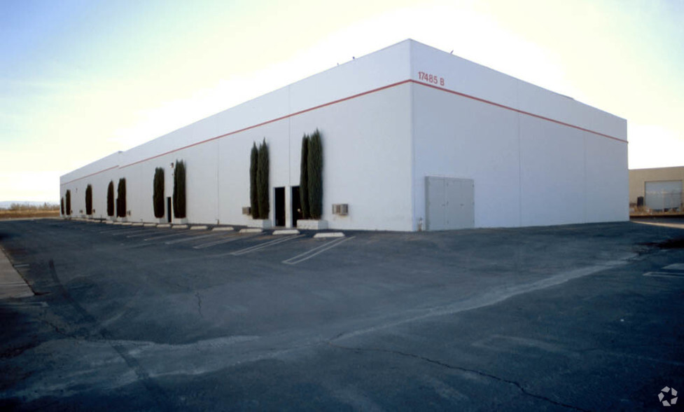 Primary Photo Of 17485 Catalpa St, Hesperia Service For Lease