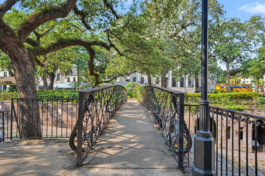 More Photos Of 12 E Bay St, Savannah Storefront Retail Office For Lease