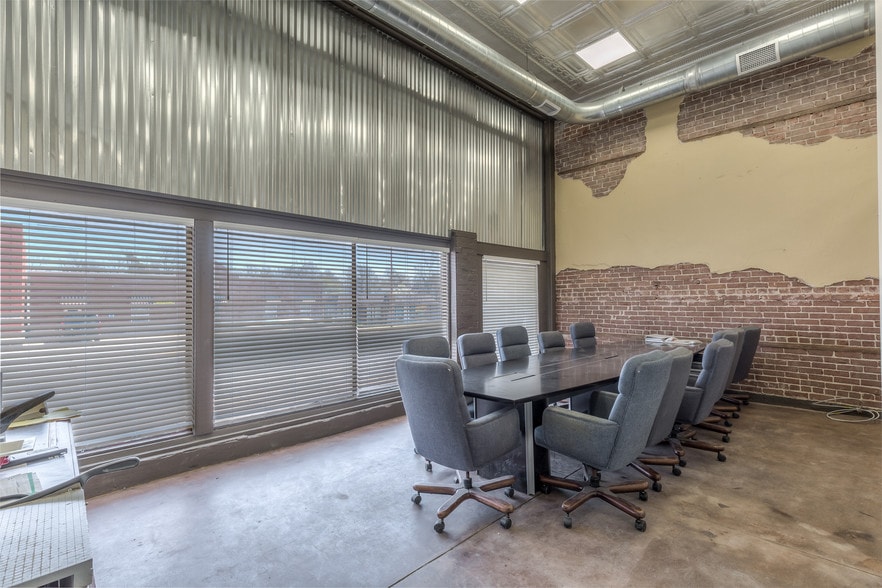 More Photos Of 204 S Broadway, Coweta Office For Sale
