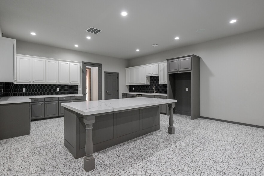 More Photos Of 5124 Sharp St, Dallas Distribution For Lease