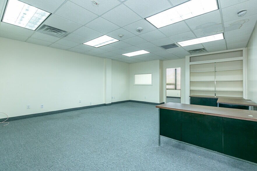 More Photos Of 183 S Broadway, Hicksville Office For Sale