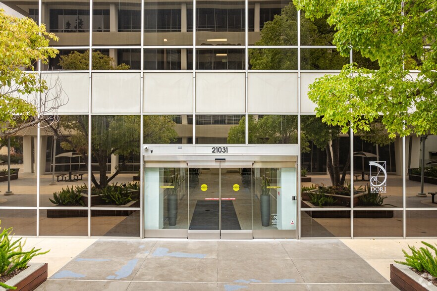 More Photos Of 21031 Ventura Blvd, Woodland Hills Office For Lease