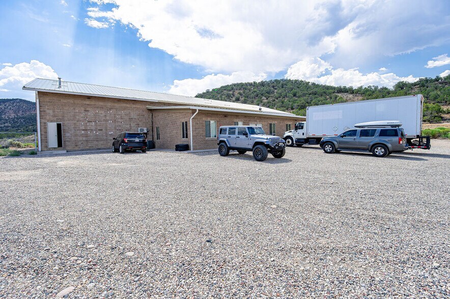 More Photos Of 2005 CR 319, Rifle Warehouse For Lease