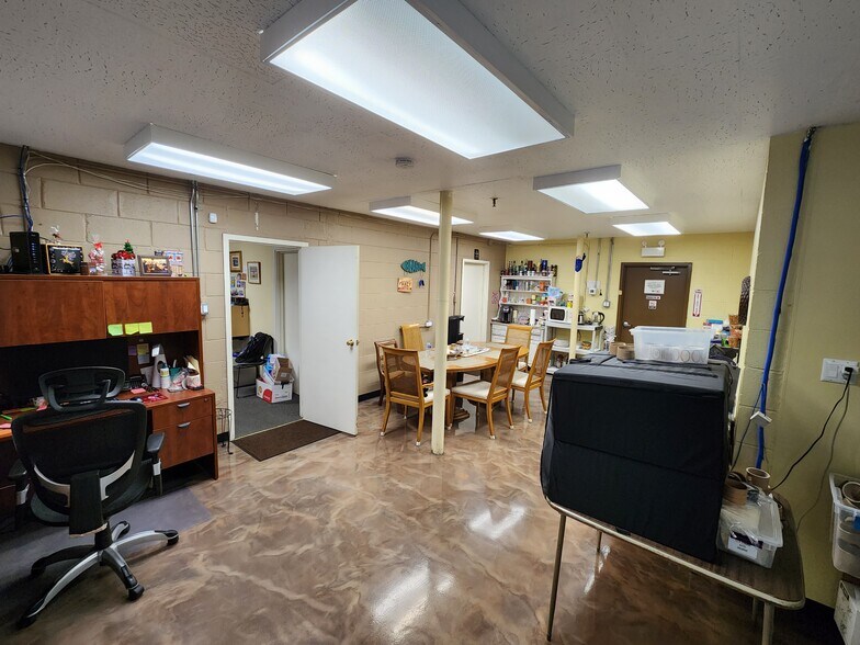 More Photos Of 2708-2714 S 9th Ave, Broadview Manufacturing For Sale