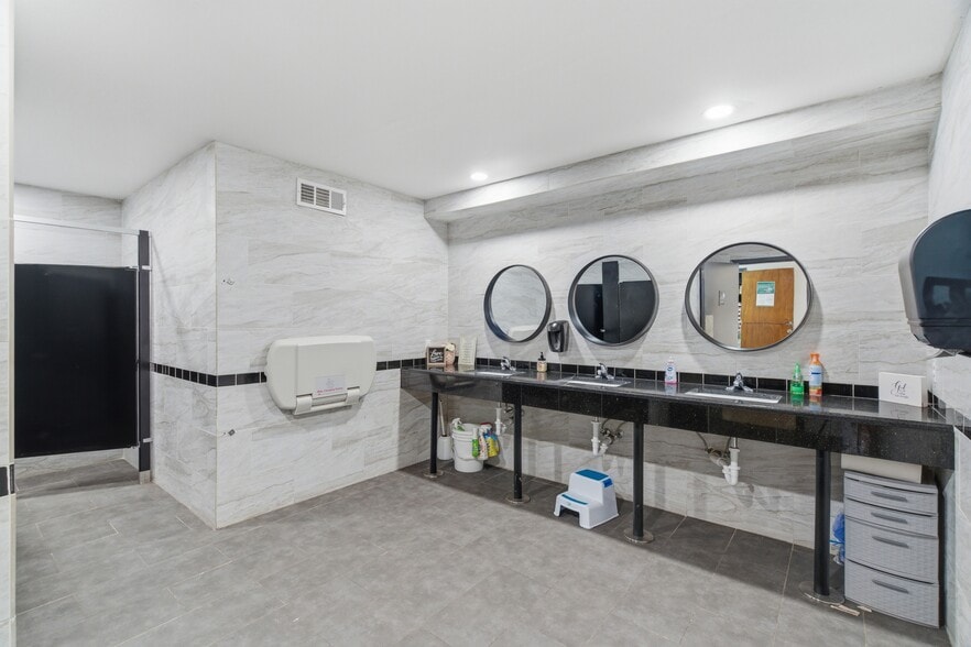 More Photos Of 1700 New York Ave, Arlington Religious Facility For Sale