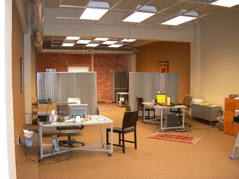 More Photos Of 18 W Lawrence St, Pontiac Loft Creative Space For Sale
