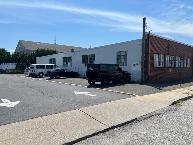 More Photos Of 1-5 Neil Ct, Oceanside Warehouse For Lease