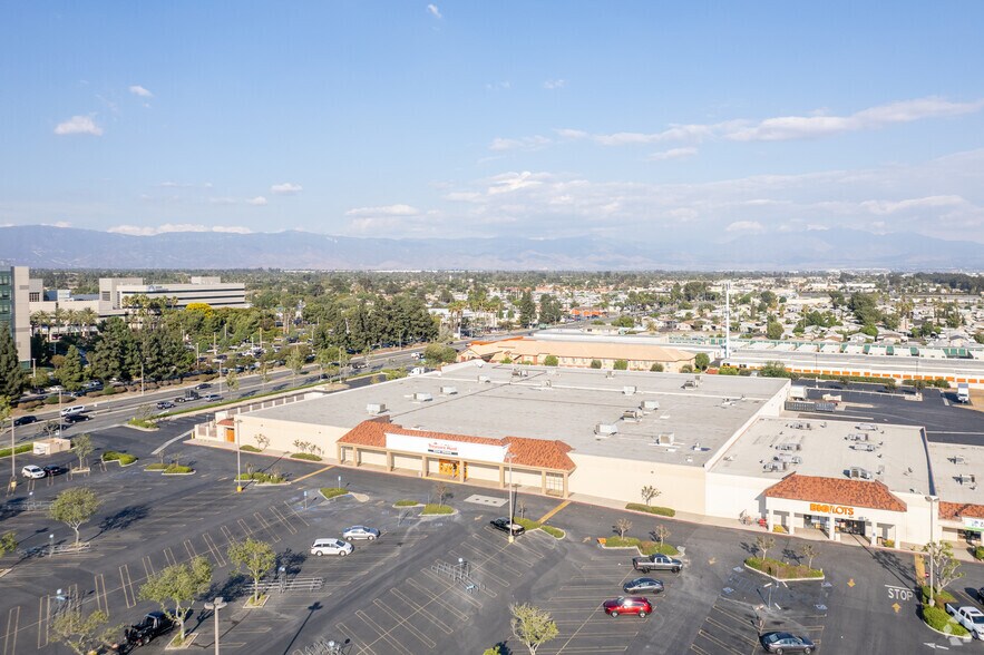 More Photos Of 17099 Valley Blvd, Fontana Freestanding For Lease