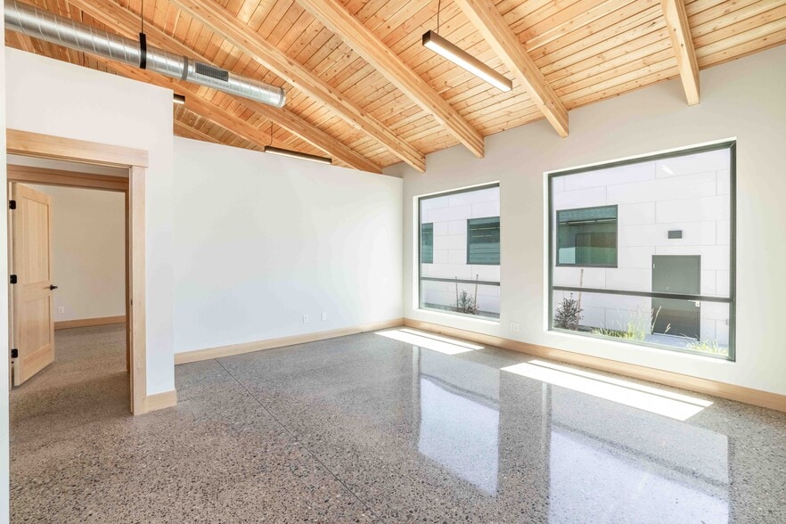 More Photos Of 8512 N Wayne Dr, Hayden Flex For Lease