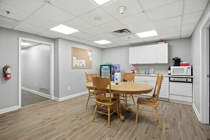 More Photos Of 4800 Joslyn Rd, Lake Orion Light Manufacturing For Sale