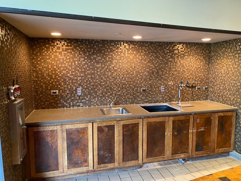 More Photos Of 545-547 N Milwaukee Ave, Libertyville General Retail For Lease