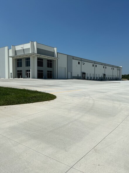 More Photos Of 1900 Airport West Rd, Mansfield Warehouse For Lease