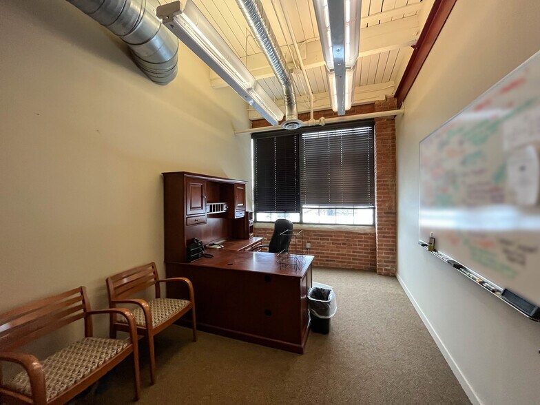 More Photos Of 1457 E 40th St, Cleveland Showroom For Lease