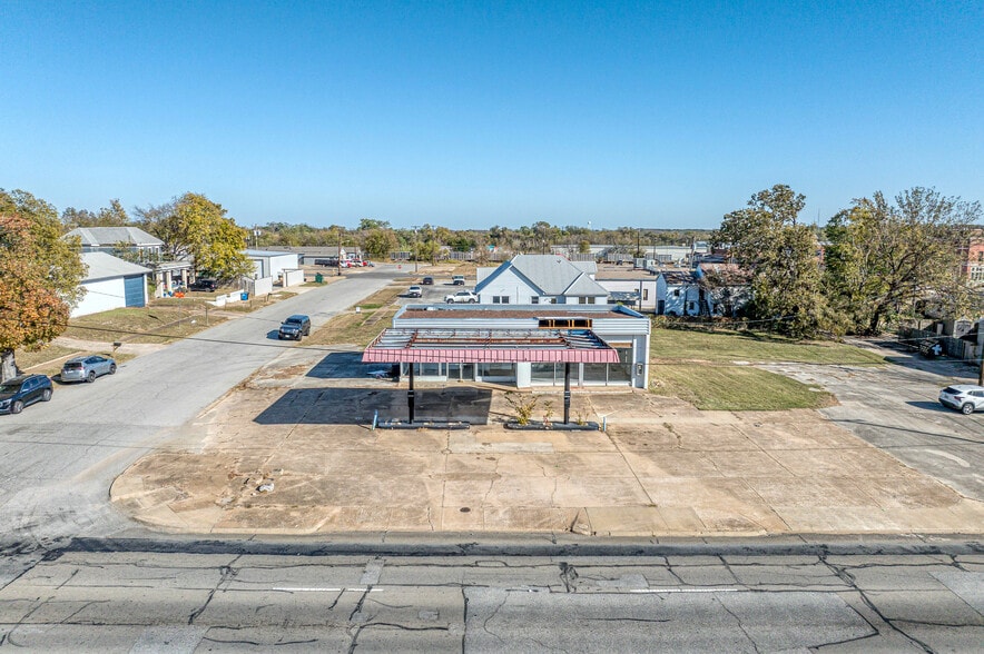 Primary Photo Of 212 N Austin Ave, Denison Bank For Sale