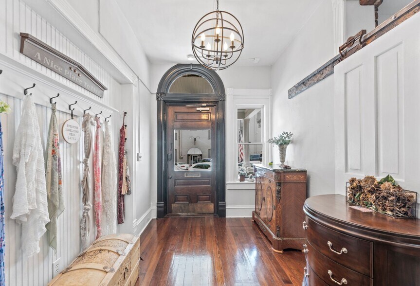 More Photos Of 10 E Washington St, Newnan Storefront Retail Residential For Sale