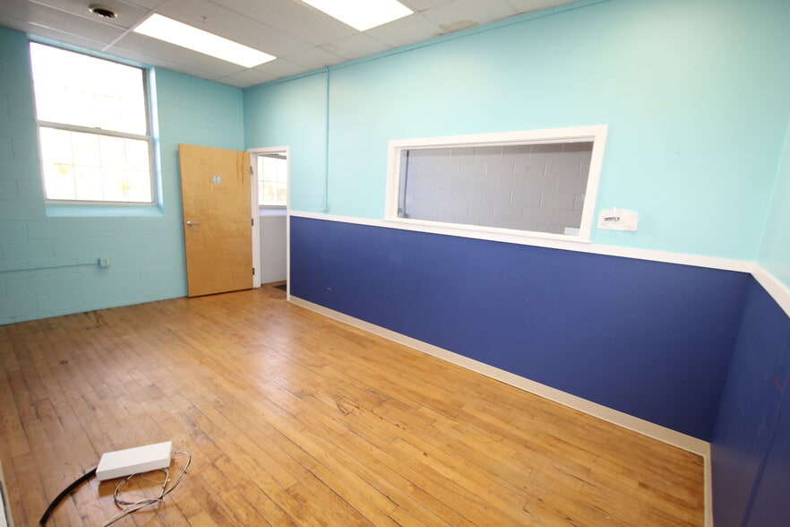 More Photos Of 35 Water St, Amesbury Research And Development For Lease