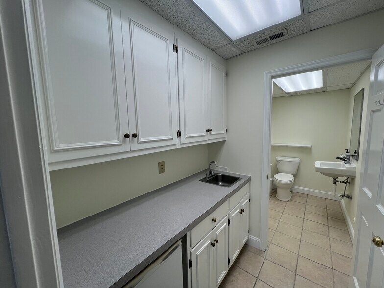 More Photos Of 6813 Fairview Rd, Charlotte Medical For Lease