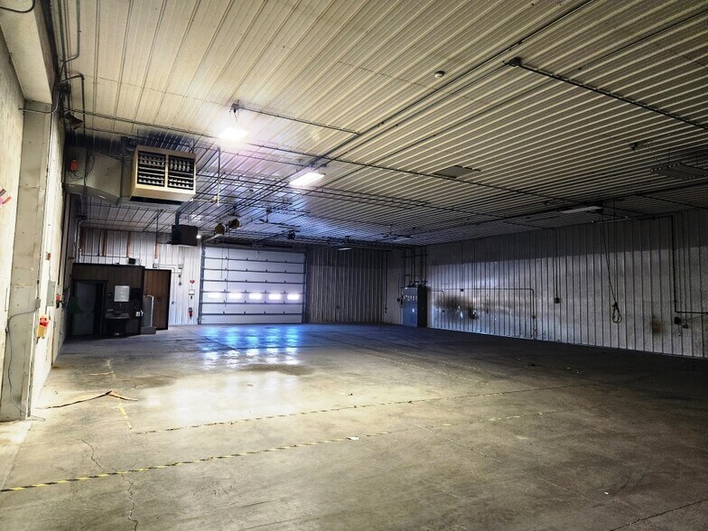 More Photos Of 8635 Hollander Dr, Franksville Manufacturing For Lease