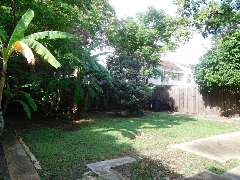 More Photos Of 1806 W Main St, Houston Dormitory For Sale