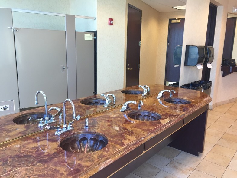 More Photos Of 600 Enterprise Dr, Oak Brook Medical For Lease