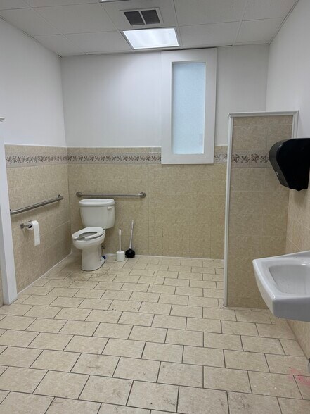 More Photos Of 535 Northern Ave, Hagerstown Showroom For Lease