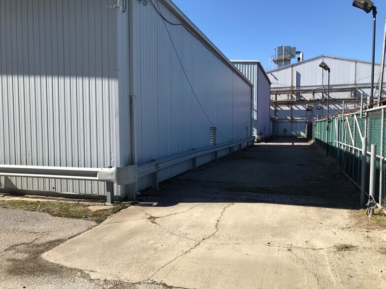 More Photos Of 2401 5th Ave, Huntington Manufacturing For Lease