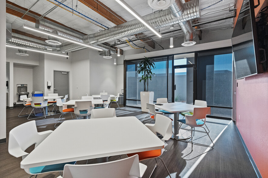 More Photos Of 2410 W Royal Palm Rd, Phoenix Light Manufacturing For Sale