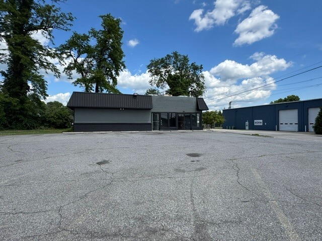Primary Photo Of 501 W 4th St, Salem Fast Food For Lease