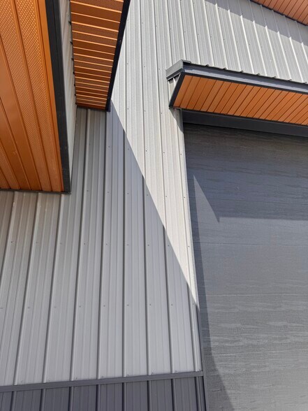 More Photos Of 530 Aircom Dr, Marion Flex For Sale