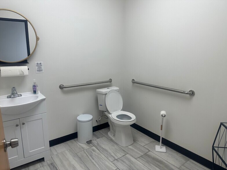 More Photos Of 6809-6815 Southwest Fwy Hov Ln, Houston Unknown For Lease