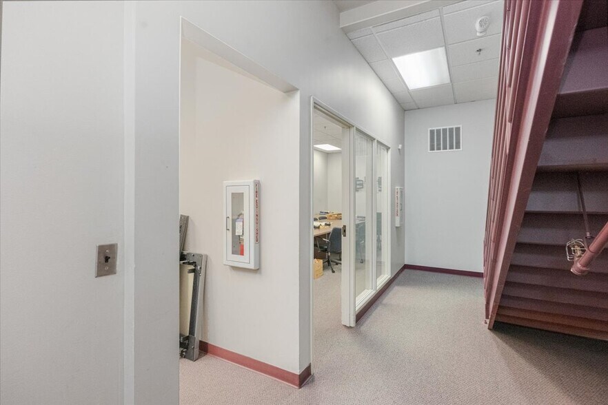 More Photos Of 7001 Jewel Lake Rd, Anchorage Office For Sale