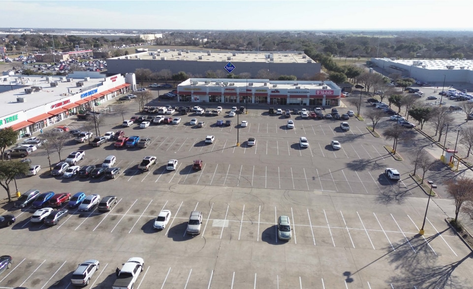 More Photos Of 9208 E R L Thornton Fwy, Dallas Unknown For Lease