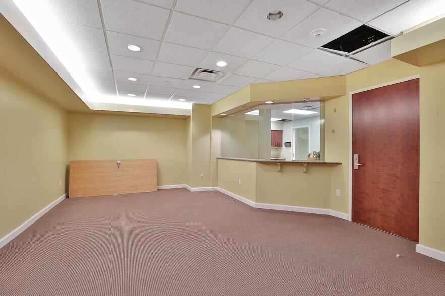 More Photos Of 249-285 Lafayette Ave, Suffern Hospital For Lease