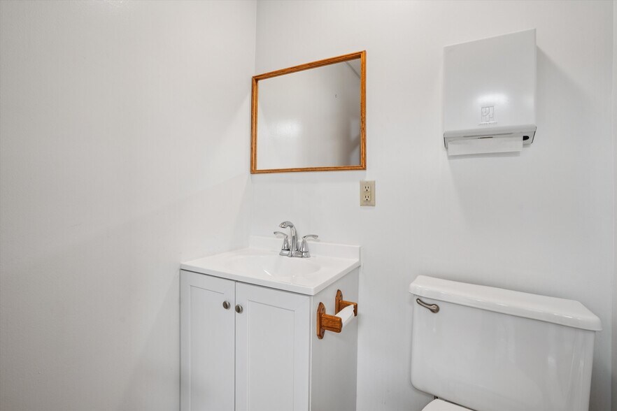 More Photos Of 2721 SW 30th St, Des Moines Office For Sale