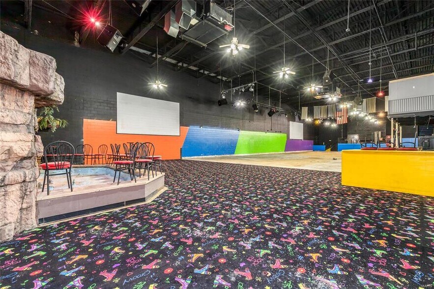 More Photos Of 512 Old Route 66, Saint Robert Showroom For Sale