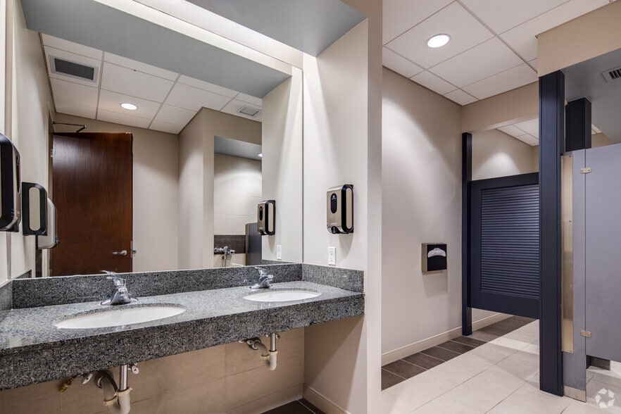 More Photos Of 111 N Magnolia Ave, Orlando Office For Lease