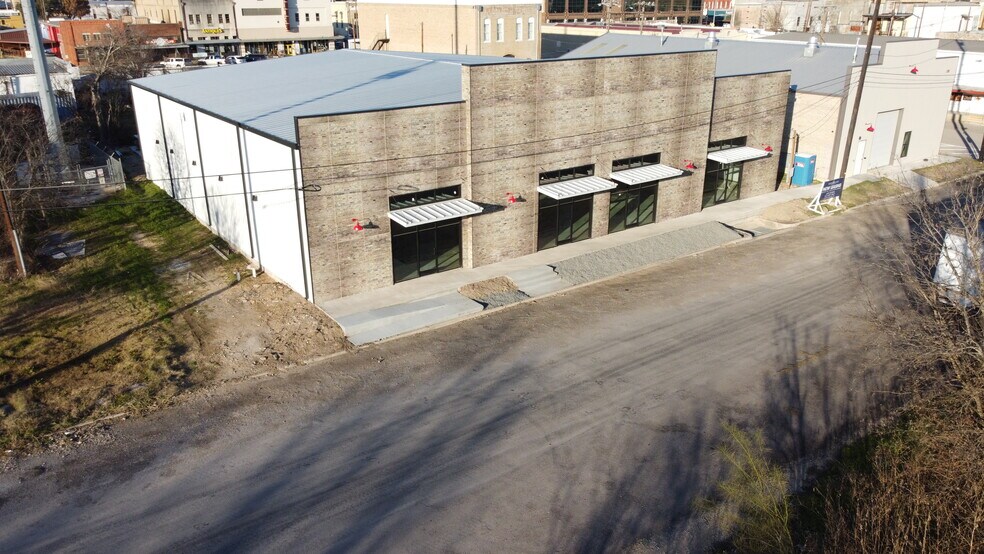 More Photos Of 202 W 1st St, Taylor Flex For Lease