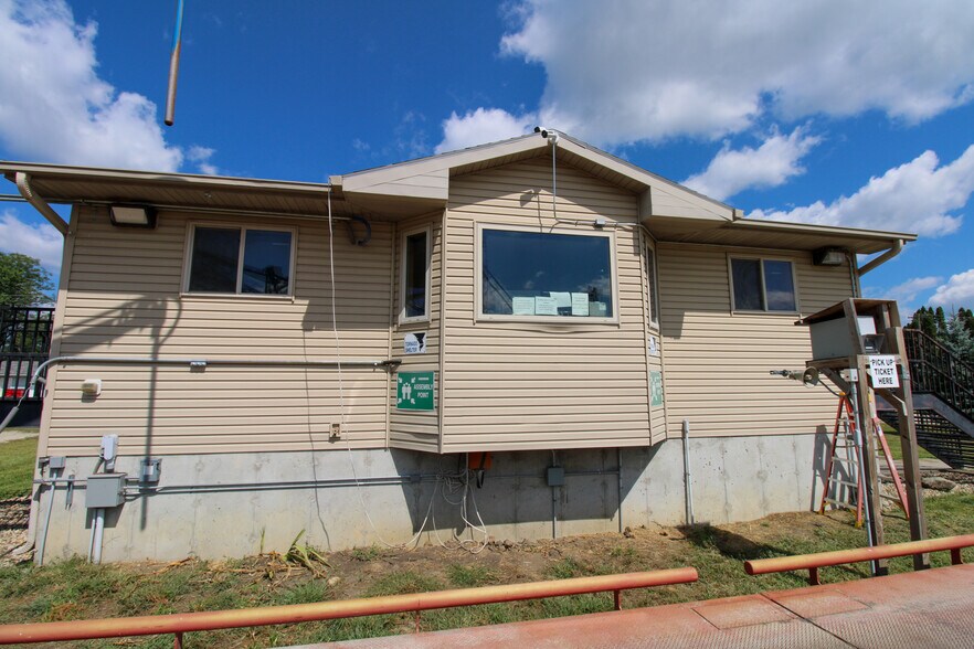 More Photos Of 107 8th Ave SW, Kasson Specialty For Sale