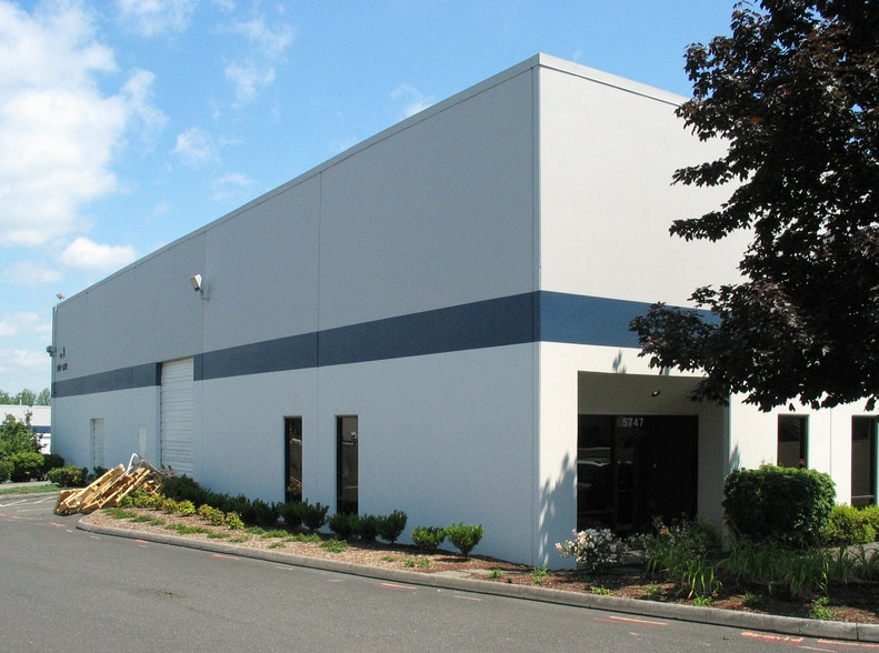 More Photos Of 5747-5759 NE Columbia Blvd, Portland Warehouse For Lease