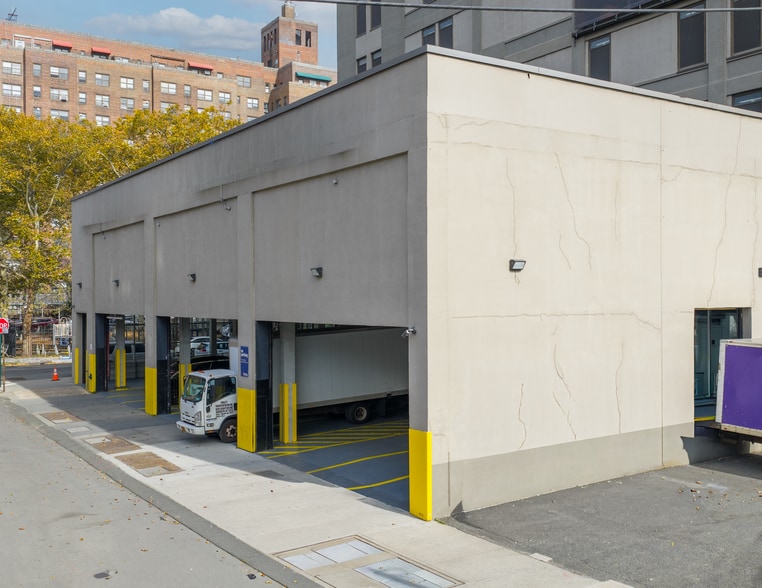 More Photos Of 220 South St, New York Self Storage For Lease