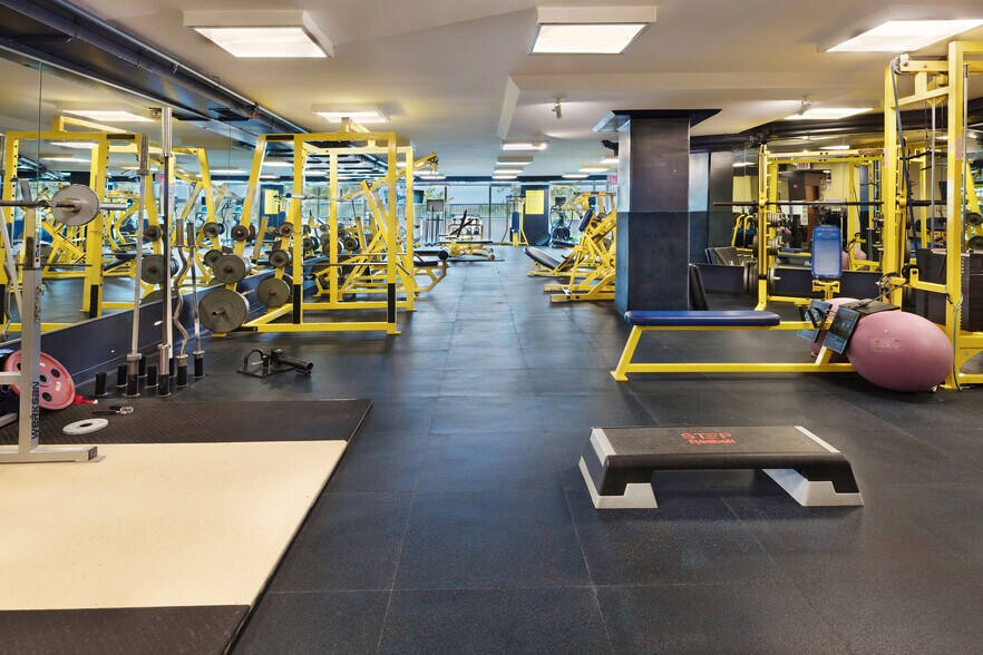 More Photos Of 8401 Greensboro Dr, McLean Office For Lease