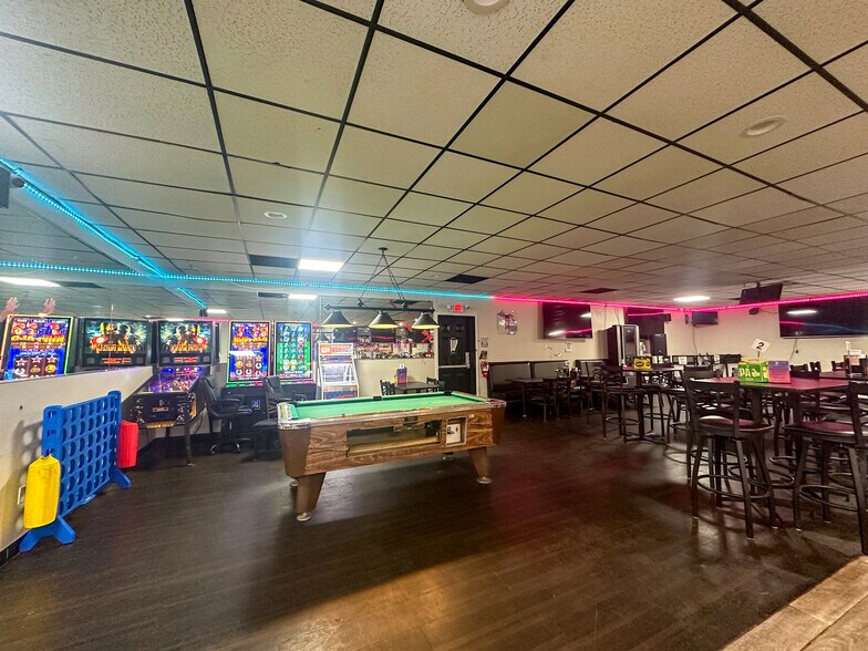 More Photos Of 3870 Elizabeth Lake Rd, Waterford Bar For Lease