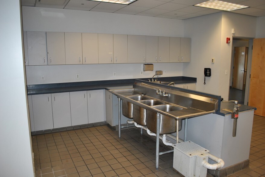 More Photos Of 8111 Quincy Ave, Cleveland Medical For Lease