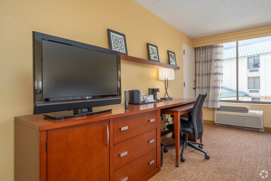 More Photos Of 2504 North Loop W, Houston Hotel For Sale