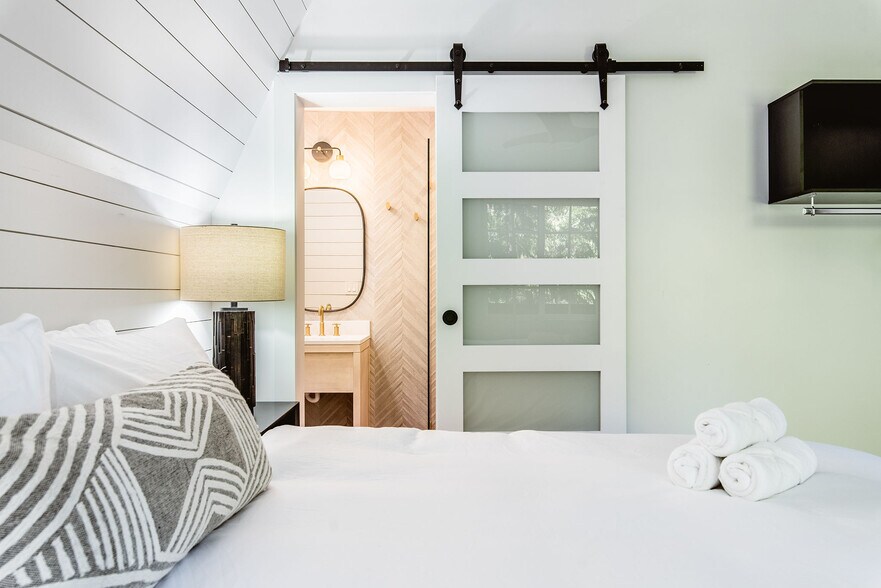 More Photos Of 306 Loch Leven Rd, Lake Arrowhead Hotel For Sale