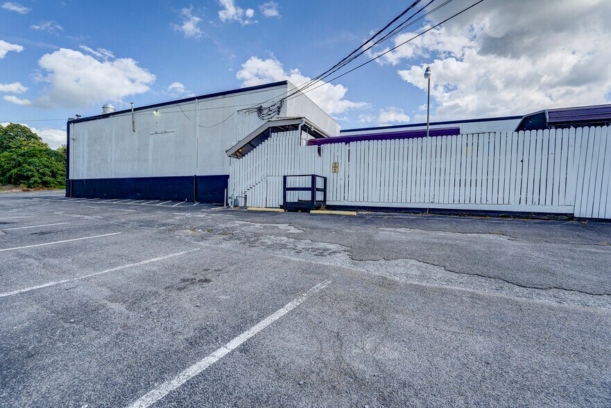 More Photos Of 2910 Bristol Hwy, Johnson City Bar For Sale