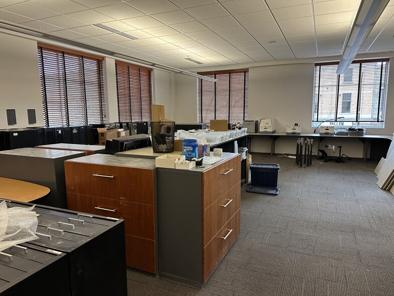 More Photos Of 85 E 8th St, Holland Medical For Lease