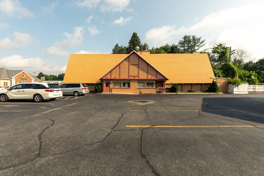 More Photos Of 16 Cheshire Rd, Pittsfield Hotel For Sale