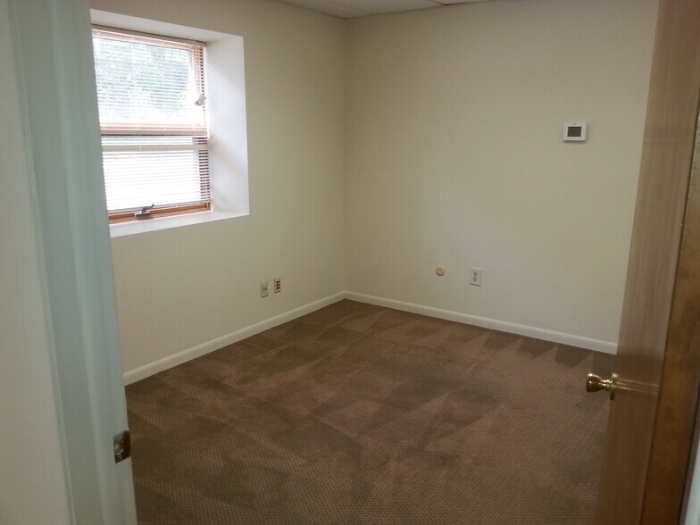 More Photos Of 150 Boulevard, Washington Office For Lease