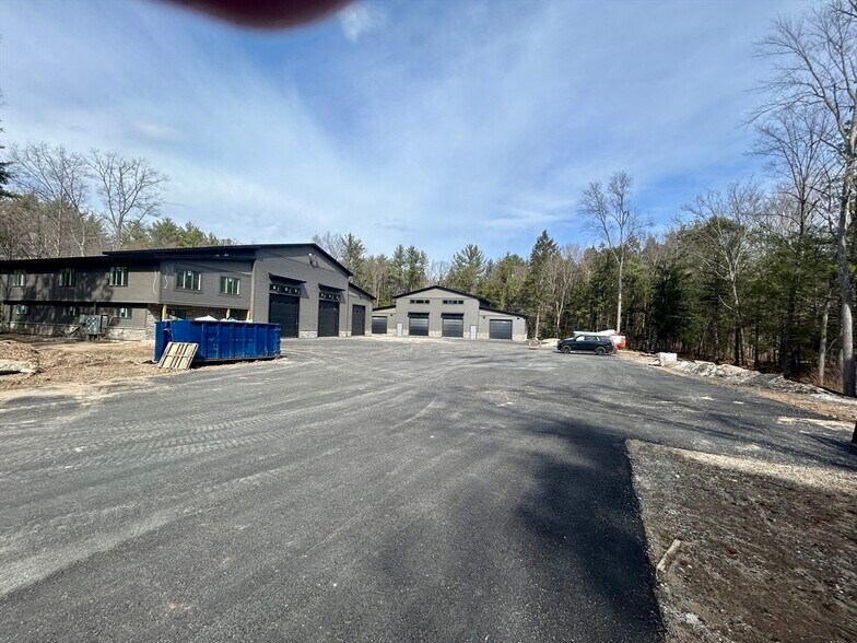 More Photos Of 15 Oneil St, Easthampton Warehouse For Lease